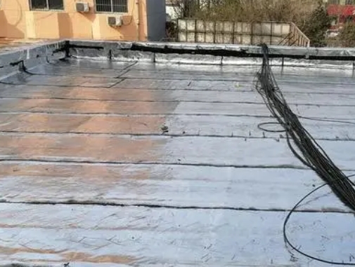 西双版卫生间漏水维修公司分享下西双版屋面楼顶防水刚性防水层施工要点。